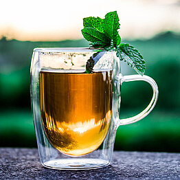 Tasse mit Pfefferminztee