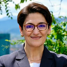  Azadeh Eshaghi